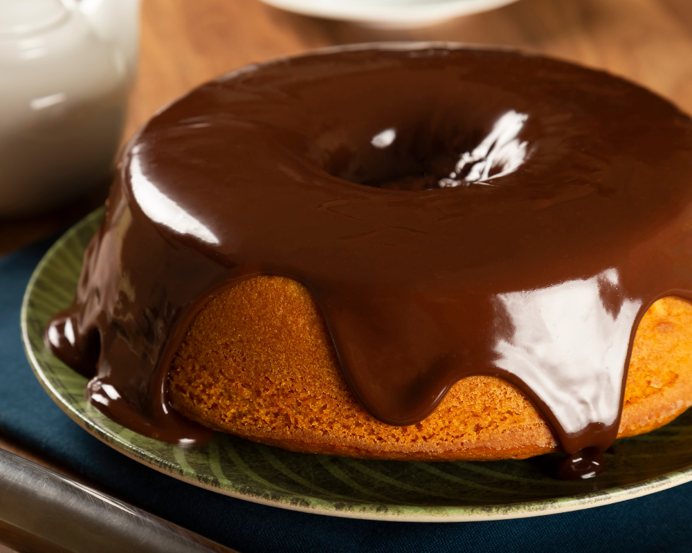 bolo de cenoura com cobertura de chocolate