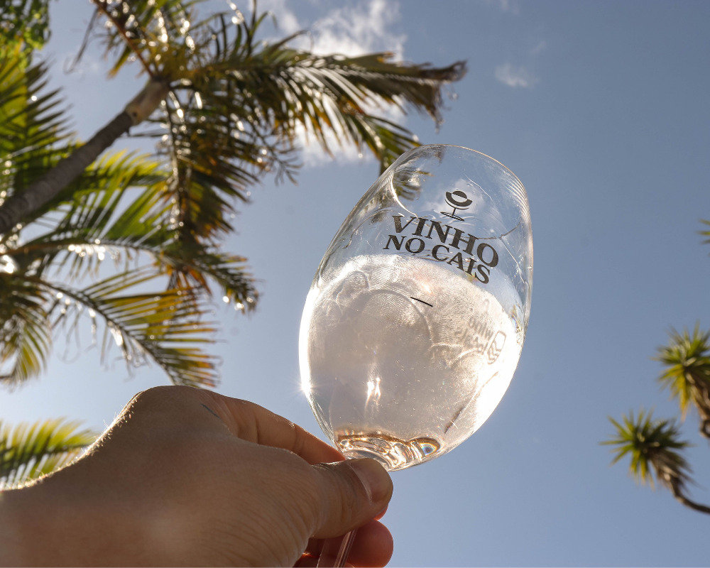 taça de vinho no cais embarcadero