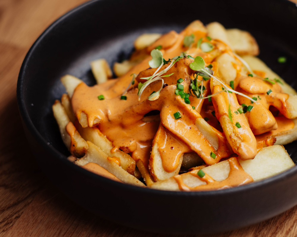 batata frita com queijo cheddar