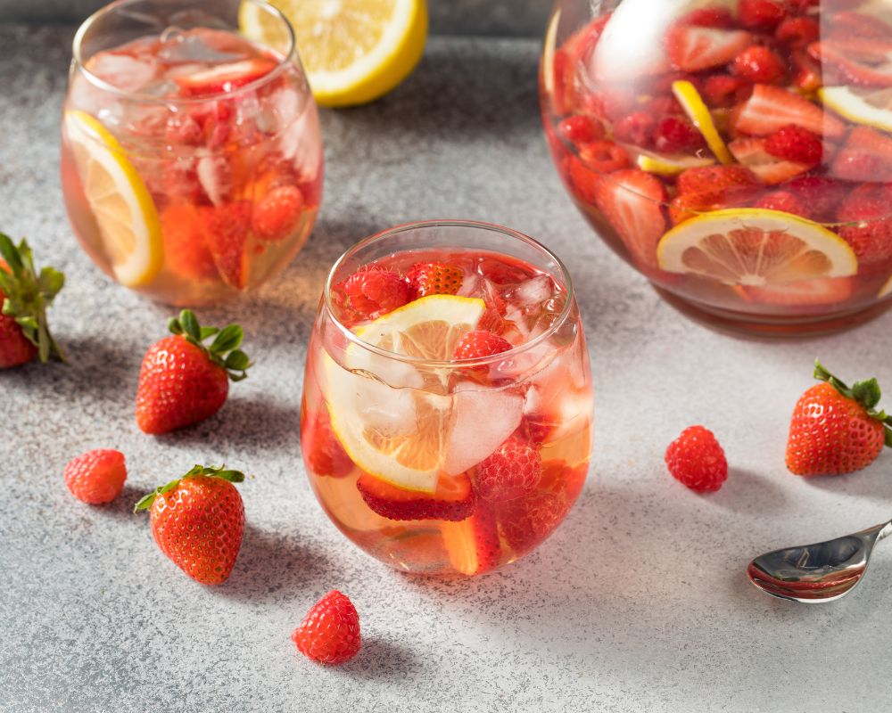 Sangria de frutas e vinho rosé