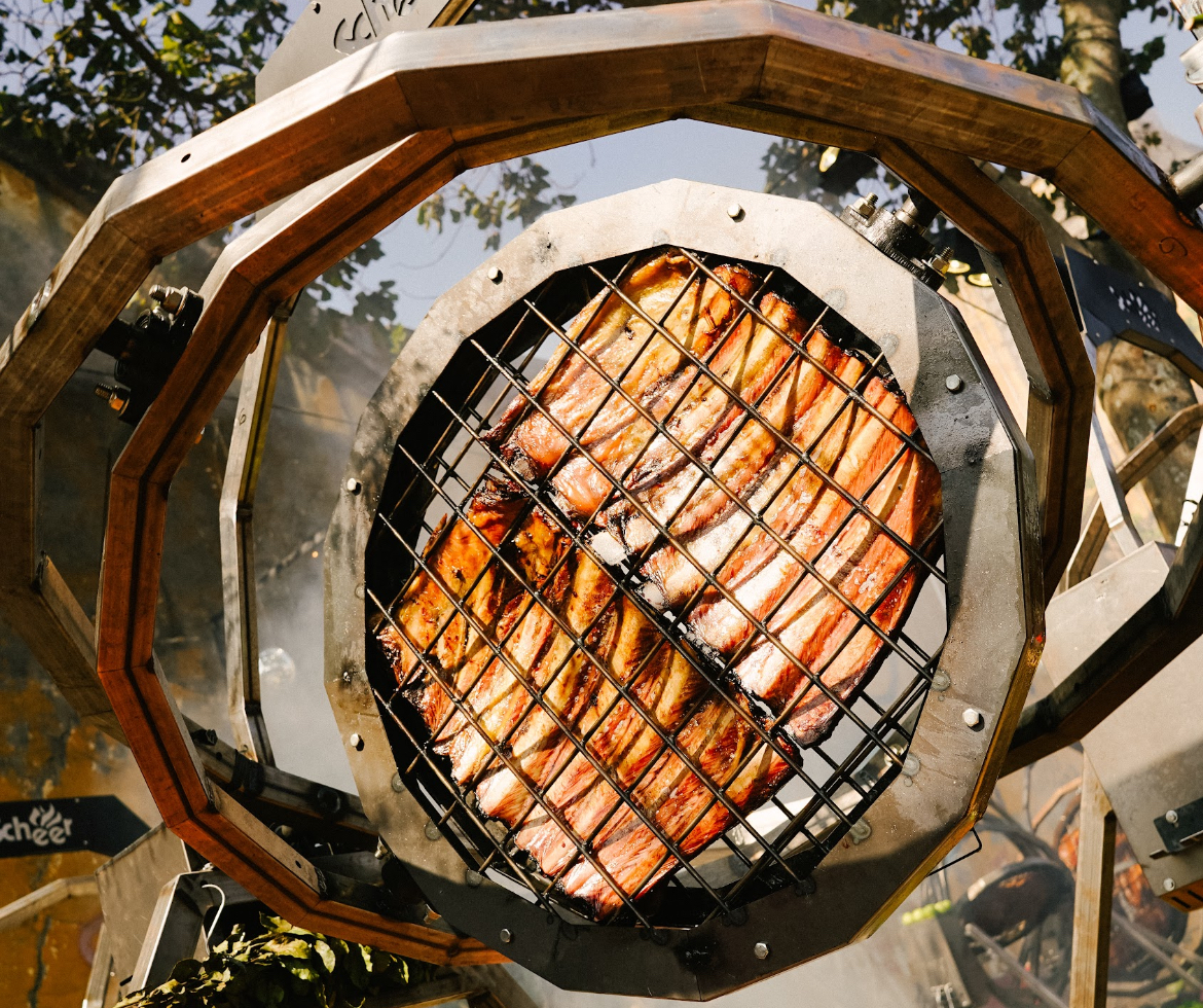 Inspirado no giroscópio, chef Livi criou o Scheeroscópio (foto), desenvolvido e produzido pela Scheer Churrasqueiras e Parrillas, empresa de Caxias do Sul. Foto: Álvaro Bonadiman